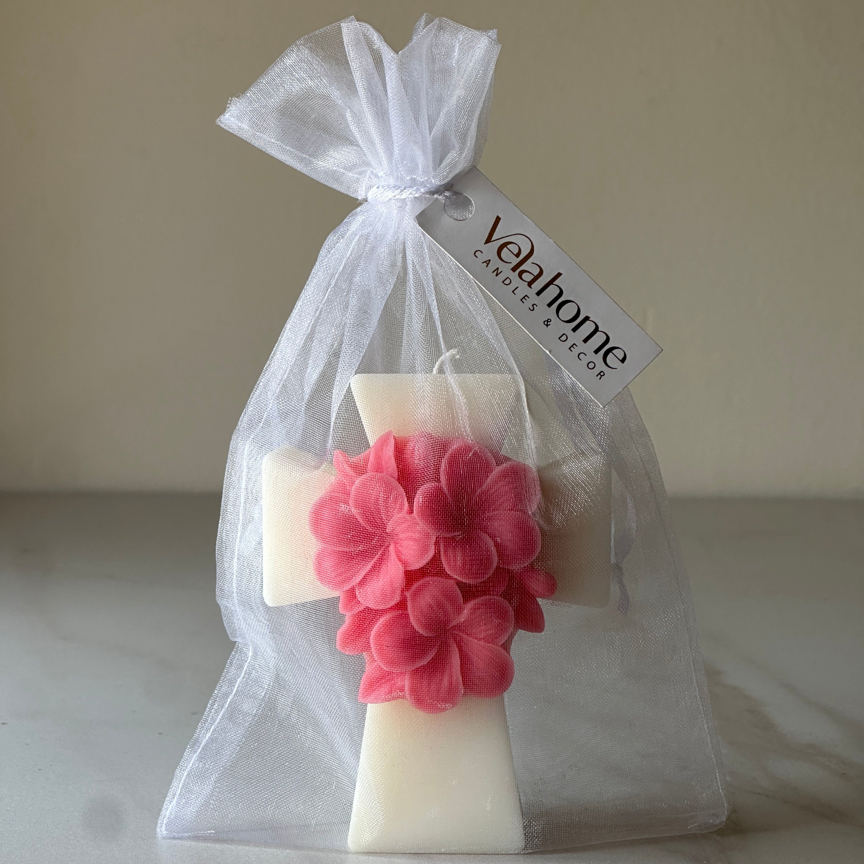Vela Cruz con flores en bolsa de organza