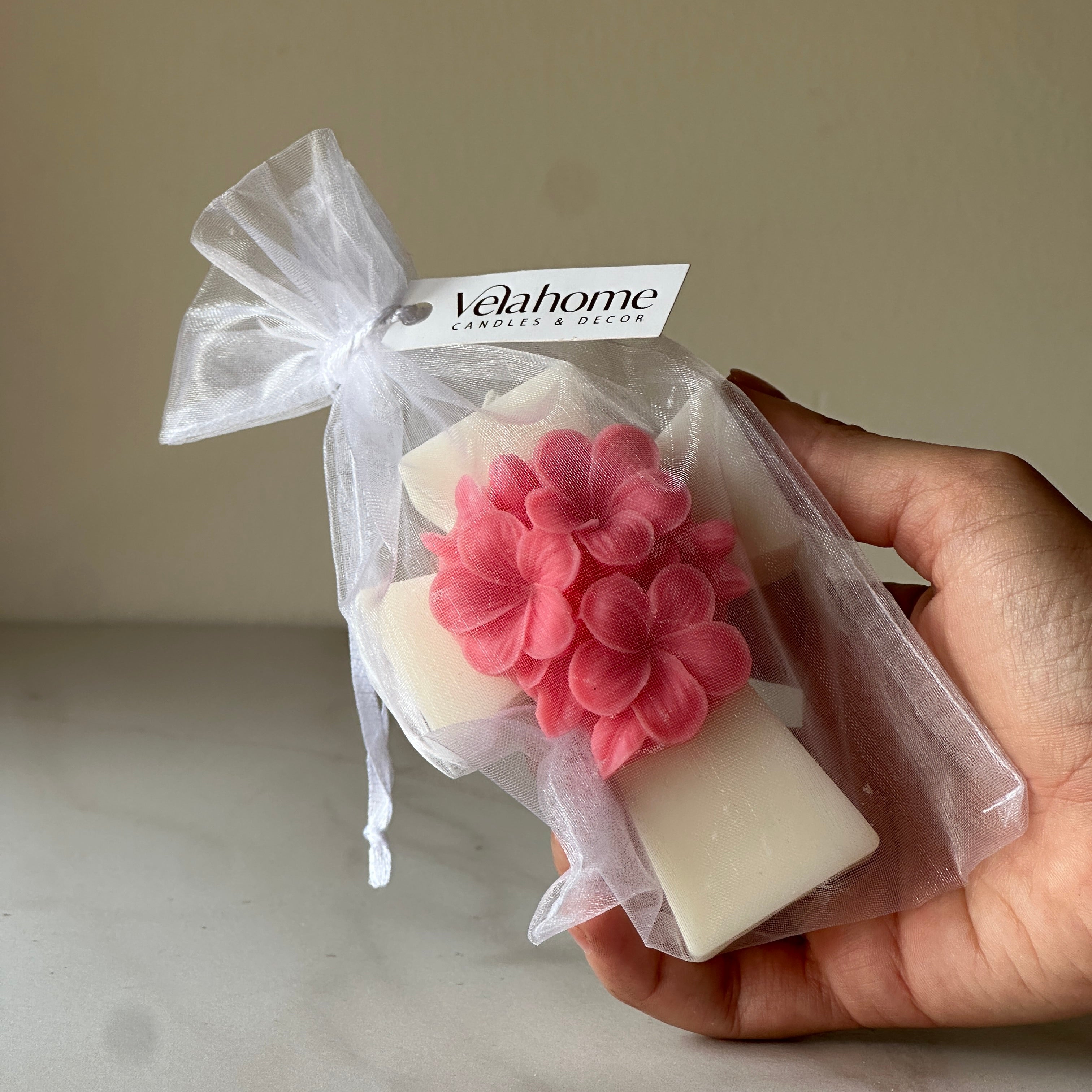 Vela Cruz con flores en bolsa de organza