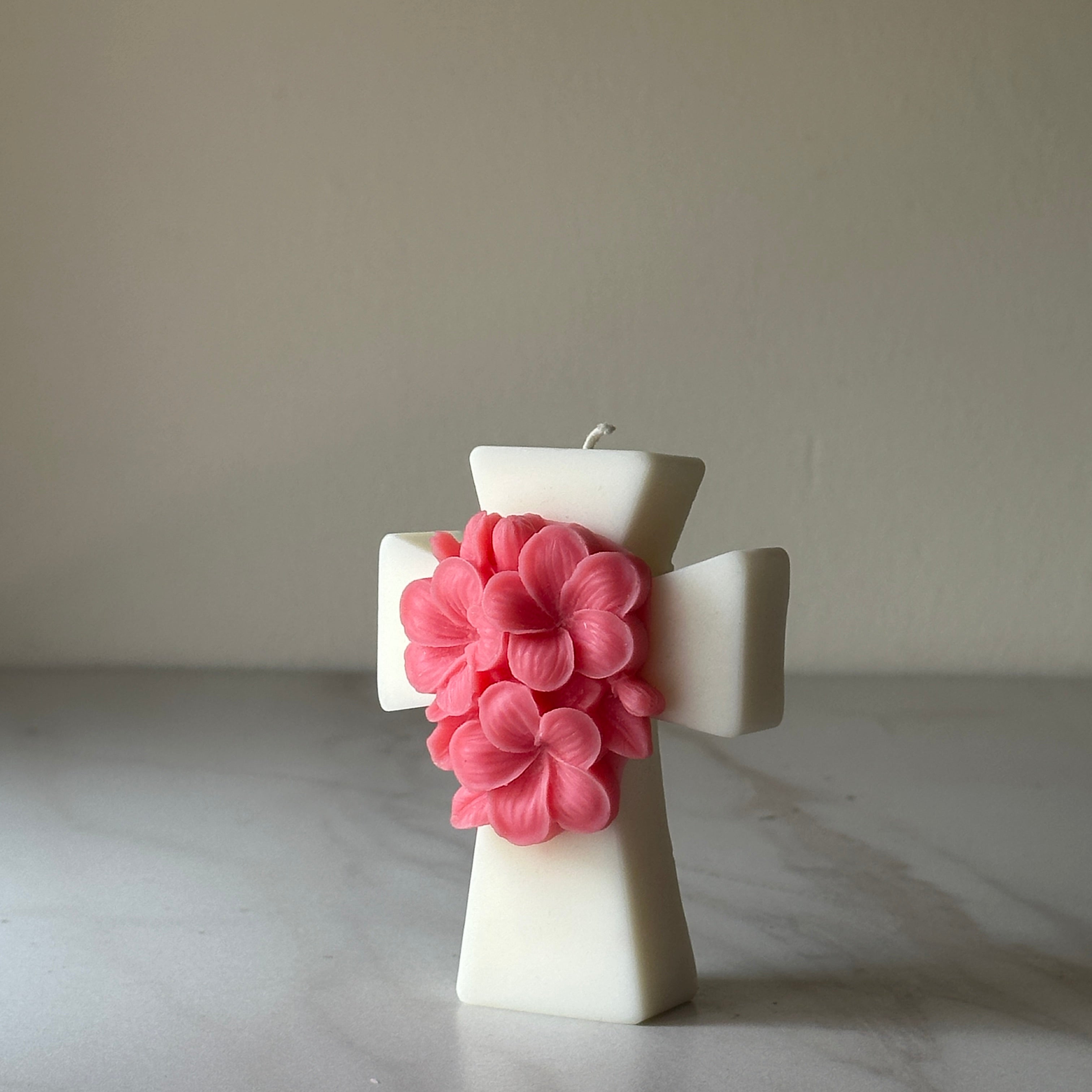 Vela Cruz con flores en bolsa de organza
