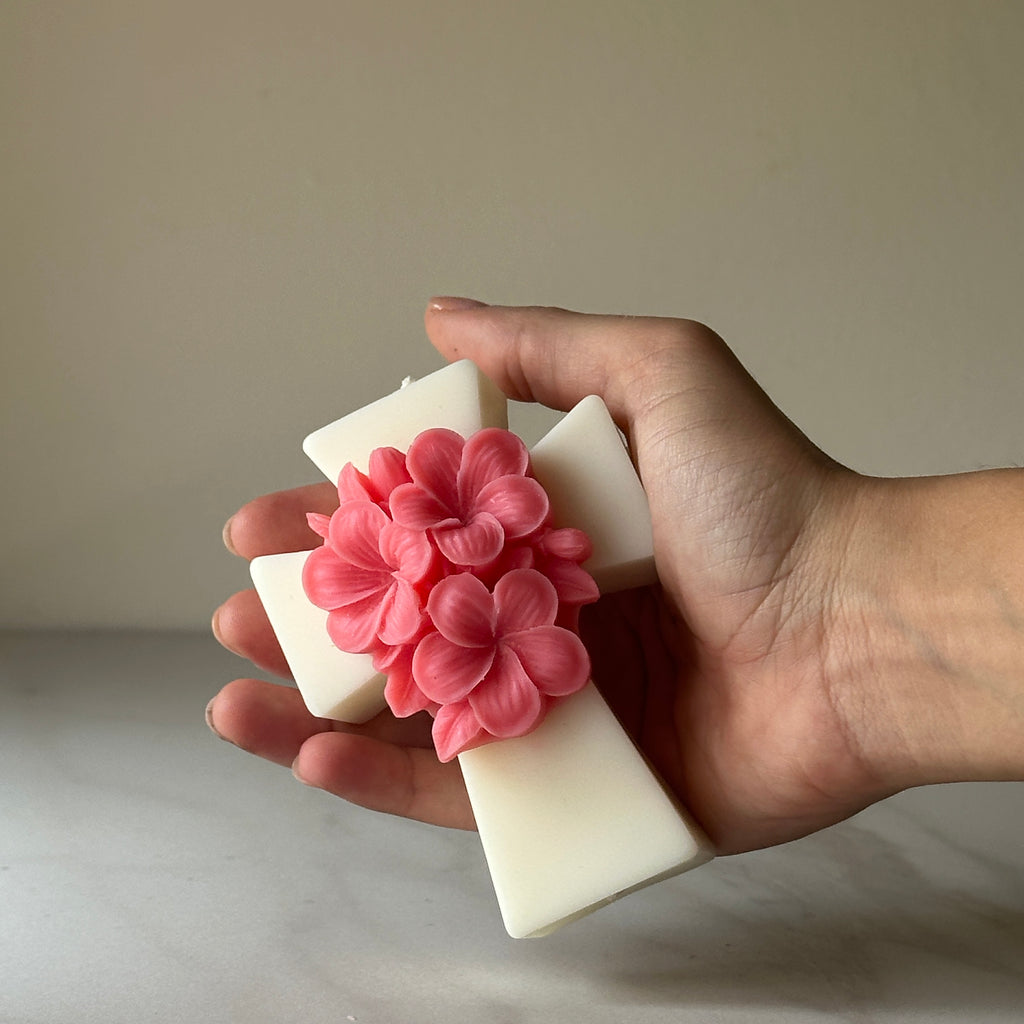 Vela Cruz con flores en bolsa de organza