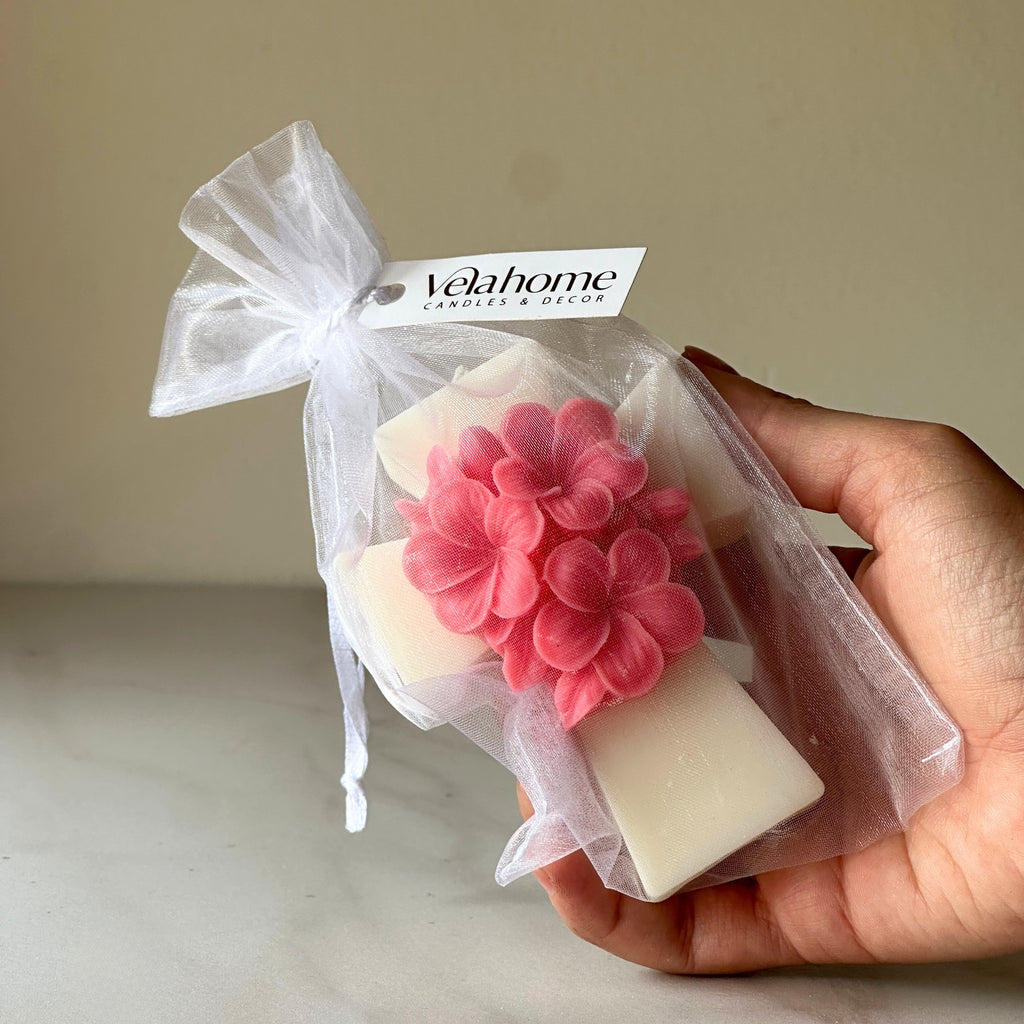 Vela Cruz con Flores en Bolsa de Organza